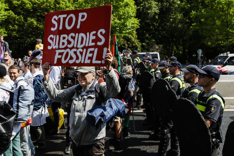 Activistas de Extinction Rebellion bloquean la autopista A12 en La Haya