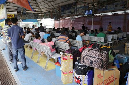 Stranded passengers wait in Hagnaya port, north of Cebu island, central Philippines December 14, 2015, after the Philippine coast guard grounded all ships affected by Typhoon Melor. REUTERS/Charlie Saceda