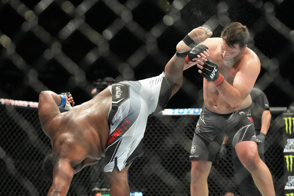 NEW YORK, NY - NOVEMBER 6: (L-R) Chris Barnett roundhouse kicks Gian Villante in their heavyweight fight during UFC 268 on November 06, 2021, at Madison Square Garden in New York, New York. (Photo by Louis Grasse/PxImages/Icon Sportswire via Getty Images)