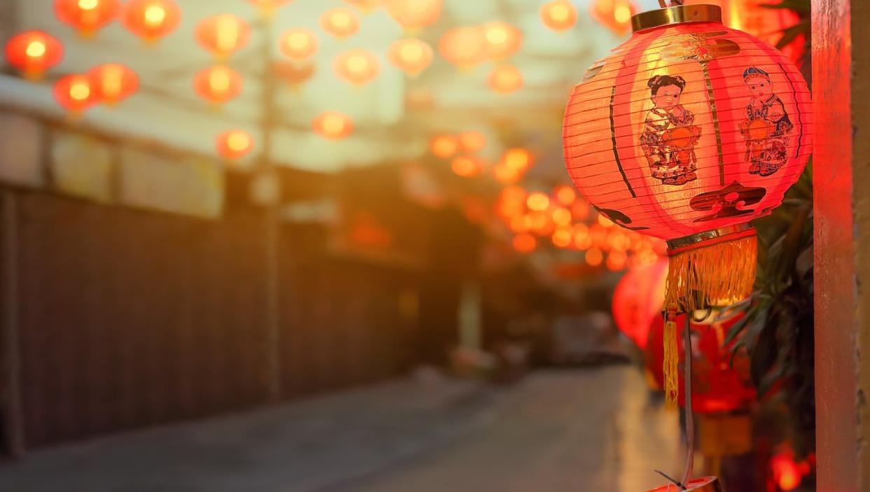 Farolillos que celebran el Año Nuevo chino. <a href="https://www.shutterstock.com/es/image-photo/chinese-new-year-lanterns-china-town-527801692" rel="nofollow noopener" target="_blank" data-ylk="slk:Toa55/Shutterstock;elm:context_link;itc:0;sec:content-canvas" class="link ">Toa55/Shutterstock</a>