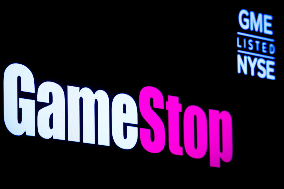 Layar yang menampilkan logo dan informasi perdagangan GameStop di lantai New York Stock Exchange (NYSE) di New York City, AS, 29 Maret 2022. REUTERS/Brendan McDiarmid