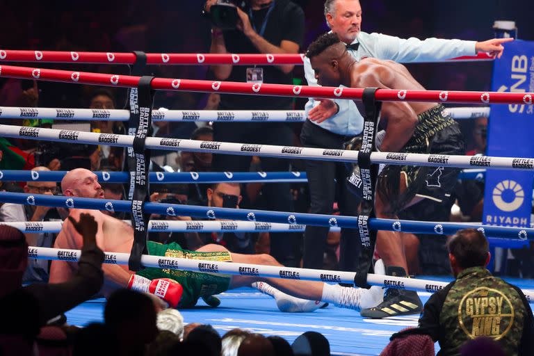 Campeón a la lona: un gancho de izquierda de Francis Ngannou sorprendió a Tyson Fury