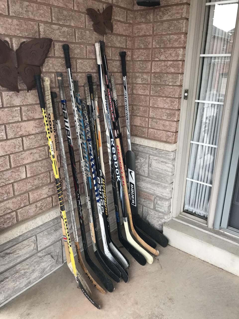 Bastones de hockey en honor de las víctimas