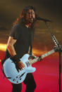 Dave Grohl de los Foo Fighters, homenajeados con el premio Icono Global, toca en la ceremonia de los Premios MTV a los Videos Musicales, el domingo 12 de septiembre de 2021 en el Barclays Center en Nueva York. (Foto por Charles Sykes/Invision/AP)