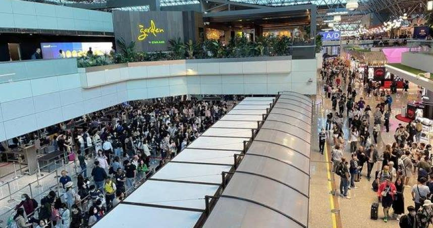 清明連假一早的桃園機場第二航廈擠滿要出國旅遊的民眾。（圖／翻攝PTT）