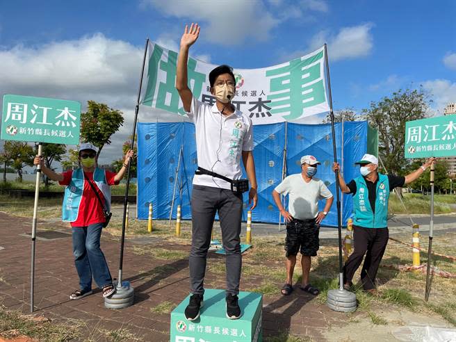 民進黨新竹縣長參選人周江杰（中）認為台科大新竹校區閒置空間，可改設附屬中學，滿足竹北學子就近入學的需求。（周江杰團隊提供／邱立雅竹縣傳真）