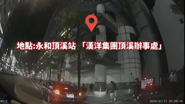 張斯綱曝光一段影片，稱李孟諺搭乘行政院公務車前往漢洋集團頂溪案都更辦公室。翻攝張斯綱臉書影片