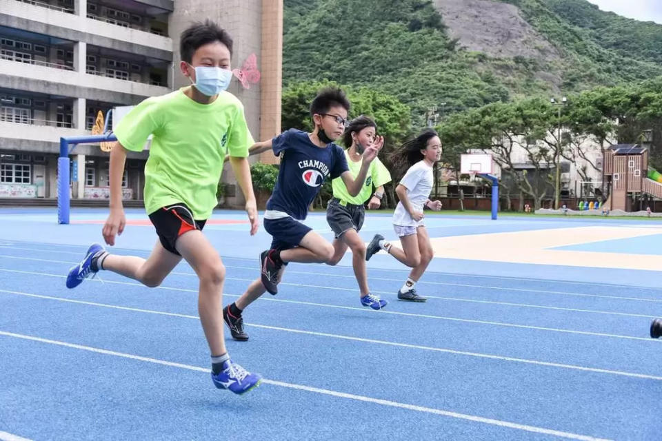 太平洋建設、台灣美津濃及中華體總，攜手公益贈專業運動鞋，萬里國小田徑隊選手穿上開心奔跑。新北市體育局提供