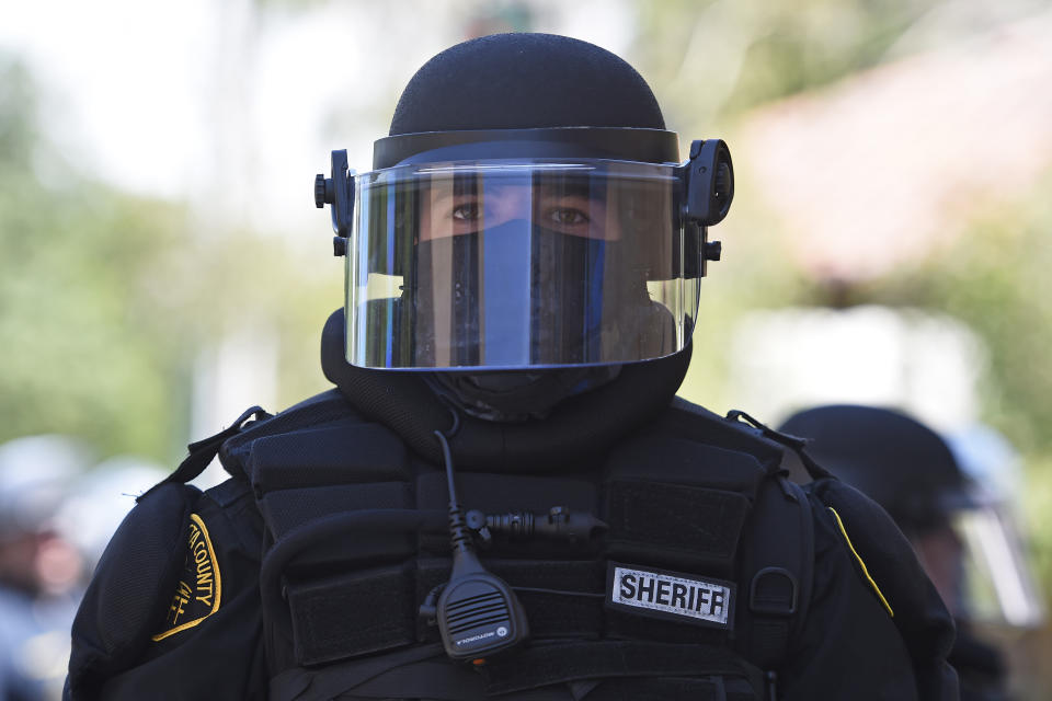 A Contra Costa County Sheriff deputy dressed in riot gear stands on Lincoln Ave. while on patrol in Walnut Creek, Calif., on June 1, 2020.  (Photo: MediaNews Group/The Mercury News via Getty Images via Getty Images)