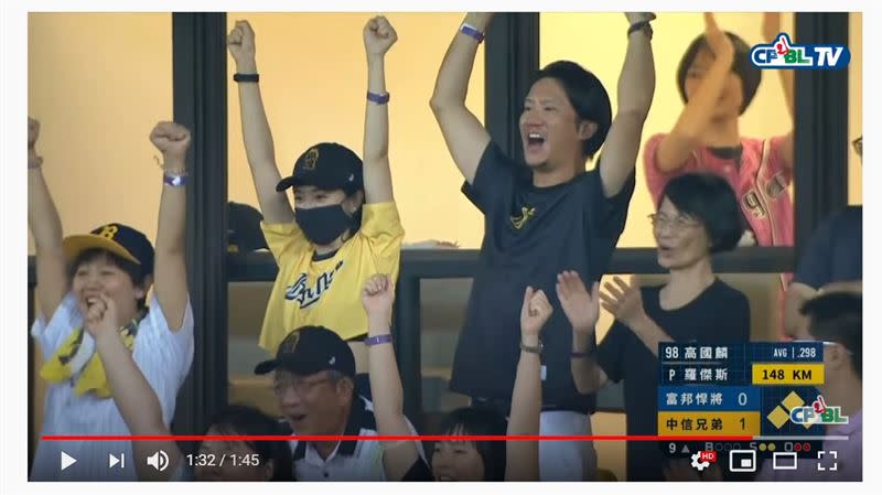 林依晨與老公到洲際球場看中信兄弟比賽。（圖／截自CPBL TV）