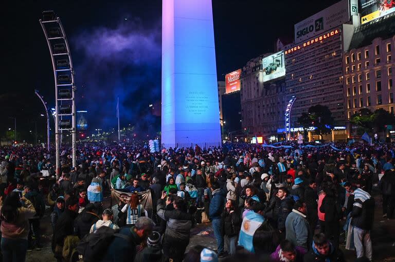 Cientos de personas festejaron en el Obelisco la victoria de la selección