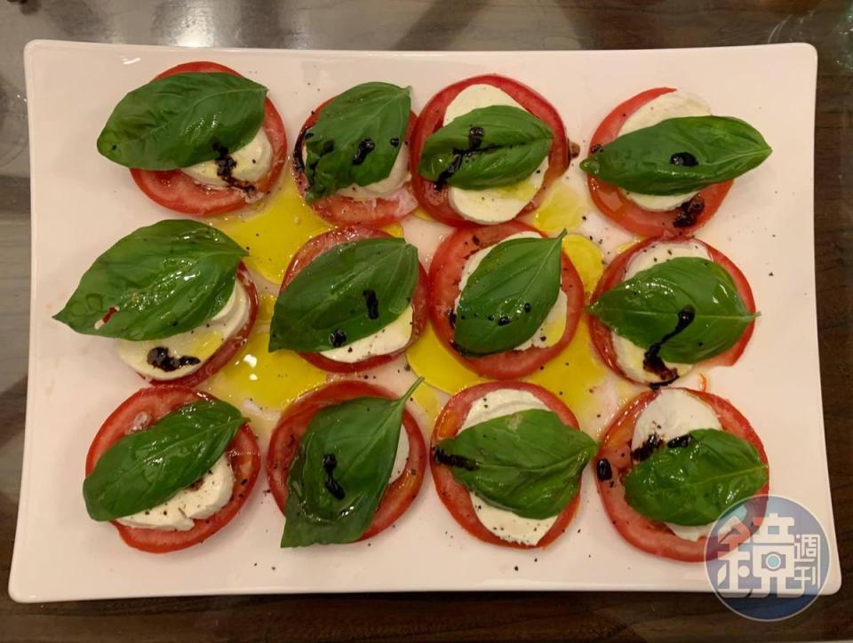 「番茄羅勒莫札瑞拉乳酪」恰好是義大利國旗三色，兩大盤吃光光。