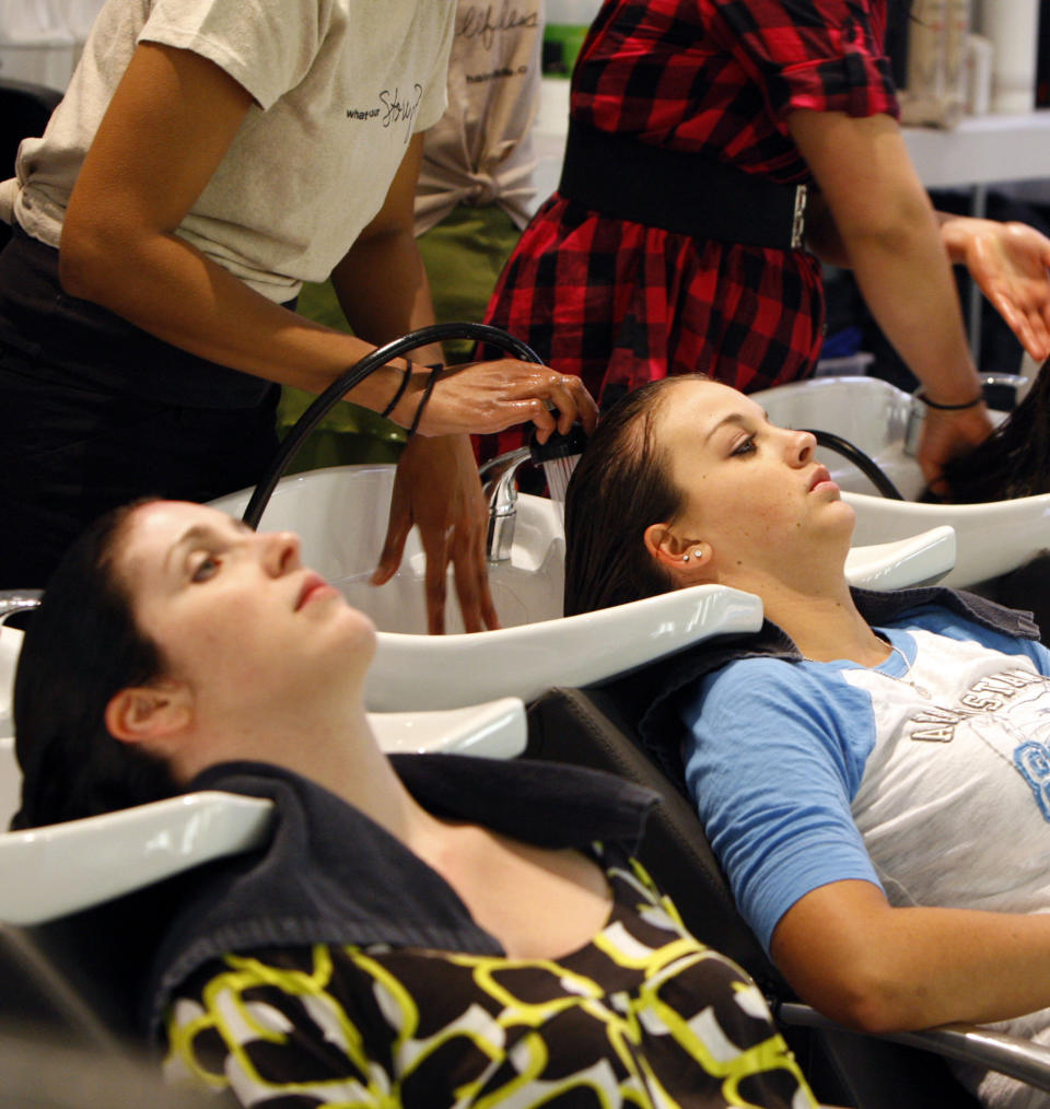 Amanda Coggin, izquierda, y Kelsei Loche, derecha, lavándose el pelo con el champú AVEENO Nourish+ en el salón James Joseph en Boston, el miércoles 27 de mayo de 2009. (Bizuayehu Tesfaye/AP Imágenes para AVEENO)