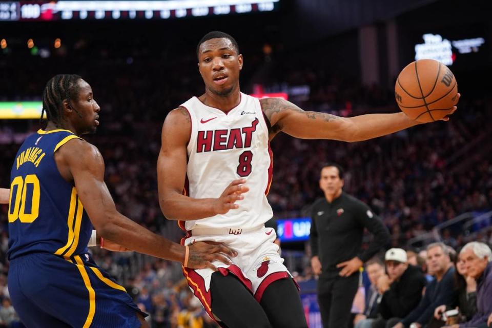 Miami Heat forward <a class="link " href="https://sports.yahoo.com/nba/players/6801/" data-i13n="sec:content-canvas;subsec:anchor_text;elm:context_link" data-ylk="slk:Jamal Cain;sec:content-canvas;subsec:anchor_text;elm:context_link;itc:0">Jamal Cain</a> (8) holds onto the ball next to <a class="link " href="https://sports.yahoo.com/nba/teams/golden-state/" data-i13n="sec:content-canvas;subsec:anchor_text;elm:context_link" data-ylk="slk:Golden State Warriors;sec:content-canvas;subsec:anchor_text;elm:context_link;itc:0">Golden State Warriors</a> forward <a class="link " href="https://sports.yahoo.com/nba/players/6549/" data-i13n="sec:content-canvas;subsec:anchor_text;elm:context_link" data-ylk="slk:Jonathan Kuminga;sec:content-canvas;subsec:anchor_text;elm:context_link;itc:0">Jonathan Kuminga</a> (00) in the fourth quarter at the Chase Center. Cary Edmondson/Cary Edmondson-USA TODAY Sports