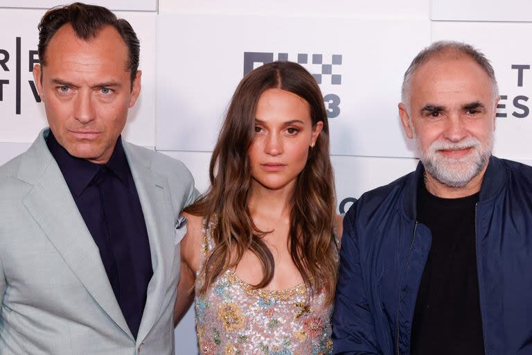 Jude Law, Alicia Vikander y el director brasileño Karim Aïnouz pasaron por la alfombra roja del Festival de Cine de Tribeca 2024 antes de celebrar la premiere de Fireband, el drama histórico que narra el matrimonio de la reina Catalina Parr y Enrique VIII