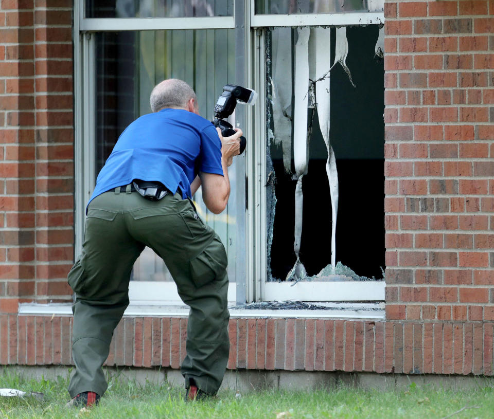 <p>Law enforcement officials investigate an explosion at the Dar Al-Farooq Islamic Center in Bloomington, Minn., on Saturday, Aug. 5, 2017. (Photo: David Joles/Star Tribune via AP) </p>