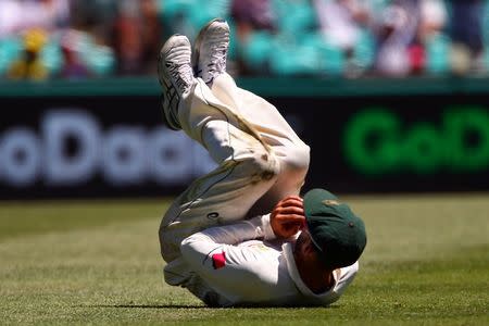 Cricket - Australia v Pakistan - Third Test cricket match - Sydney Cricket Ground, Sydney, Australia - 7/1/17 Australia's Nathan Lyon takes a catch to dismiss Pakistan's Misbah-ul-Haq. REUTERS/David Gray