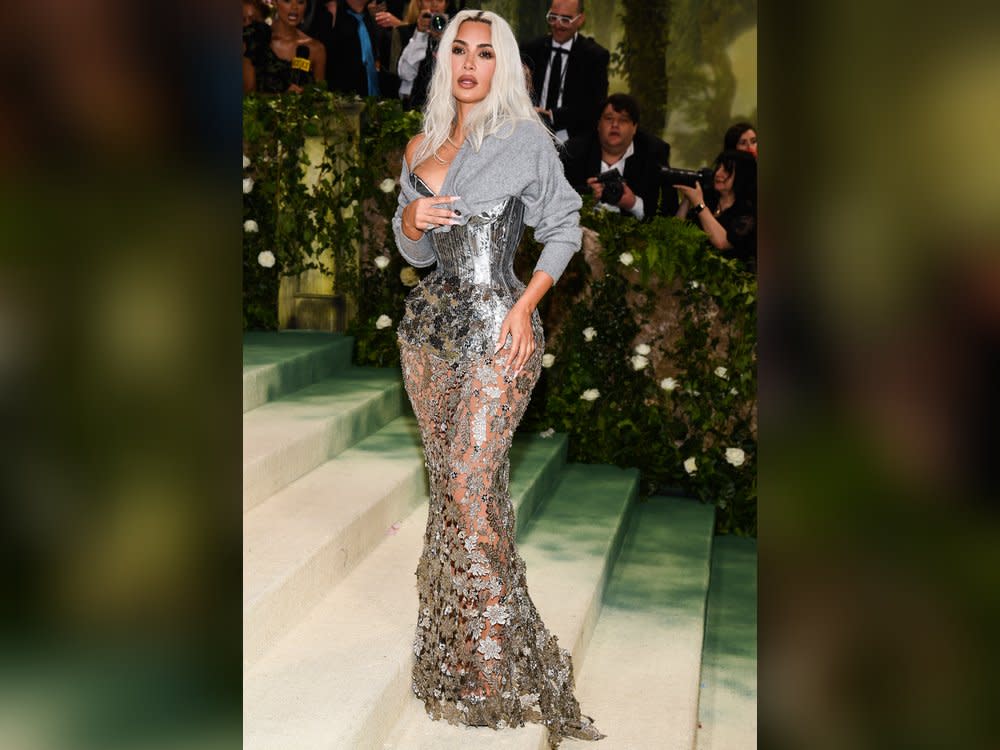 Mit diesem Kleid war Kim Kardashian mal wieder ein Hingucker bei der Met Gala. (Bild: Anthony Behar/ddp/Sipa USA)