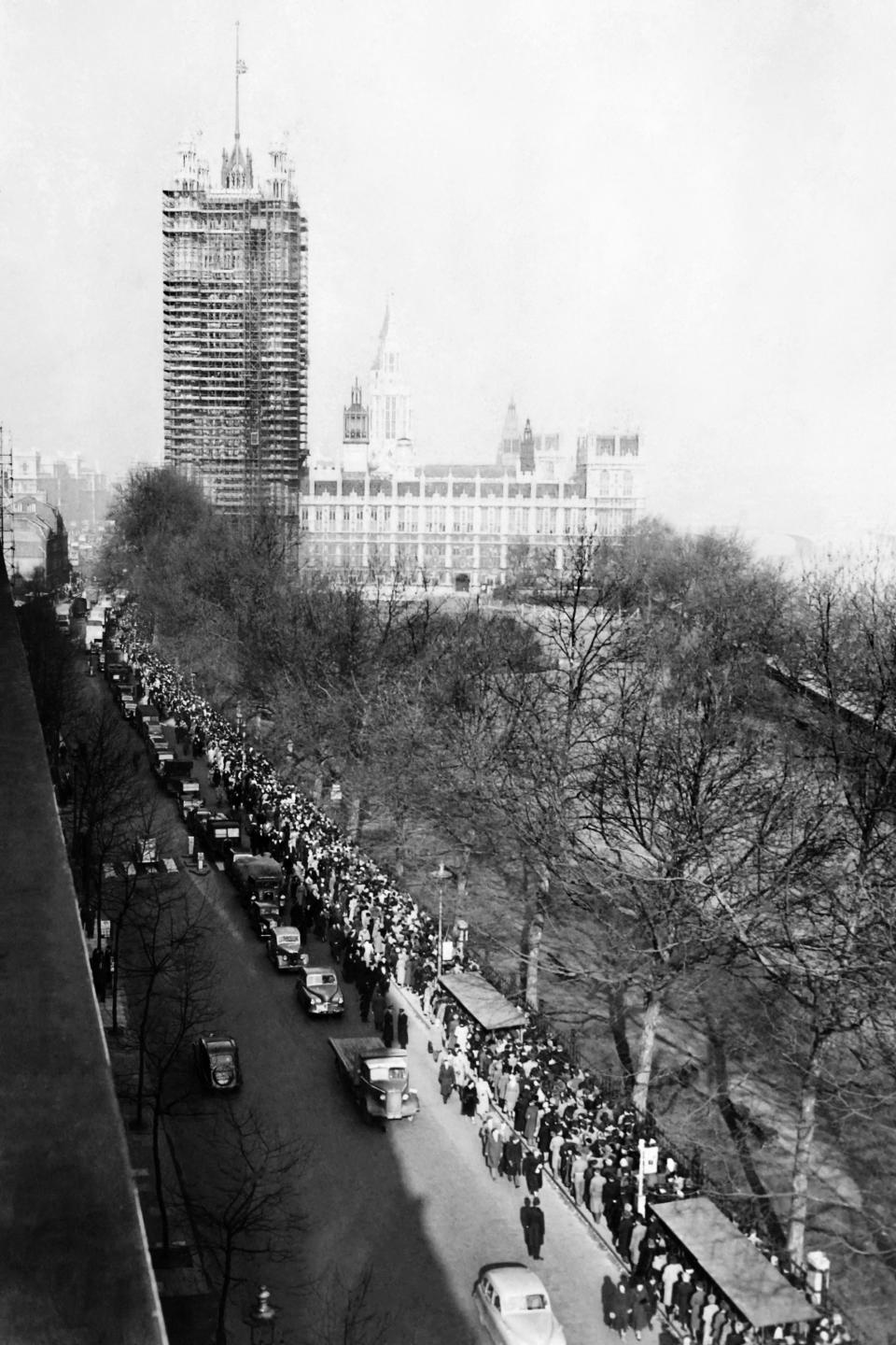 The queue to file past the catafalque of King George VI in London's Great Hall of Westminster now stretches for miles on February 13, 1952. It reaches from the Great Hall itself along the river to Lambeth bridge. It is a double queue and each queue is about six or eight people deep. (Photo by - / INTERCONTINENTALE / AFP) (Photo by -/INTERCONTINENTALE/AFP via Getty Images)