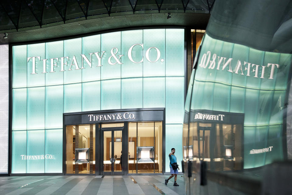 <p>Mit 4,738 Milliarden Euro liegt Tiffany & Co. auf dem fünften Platz. Das 1837 von Charles Lewis Tiffany und John B. Young in New York gegründete Schmuckunternehmen hat es sich zur Aufgabe gemacht, Kunst durch Luxusobjekte in den Alltag zu integrieren. </p>