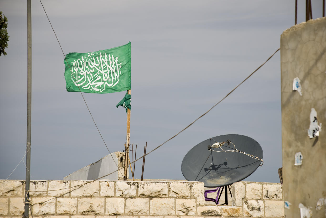 Le drapeau du Hamas flotte sur une maison palestinienne en Cisjordanie (crédit : getty image)