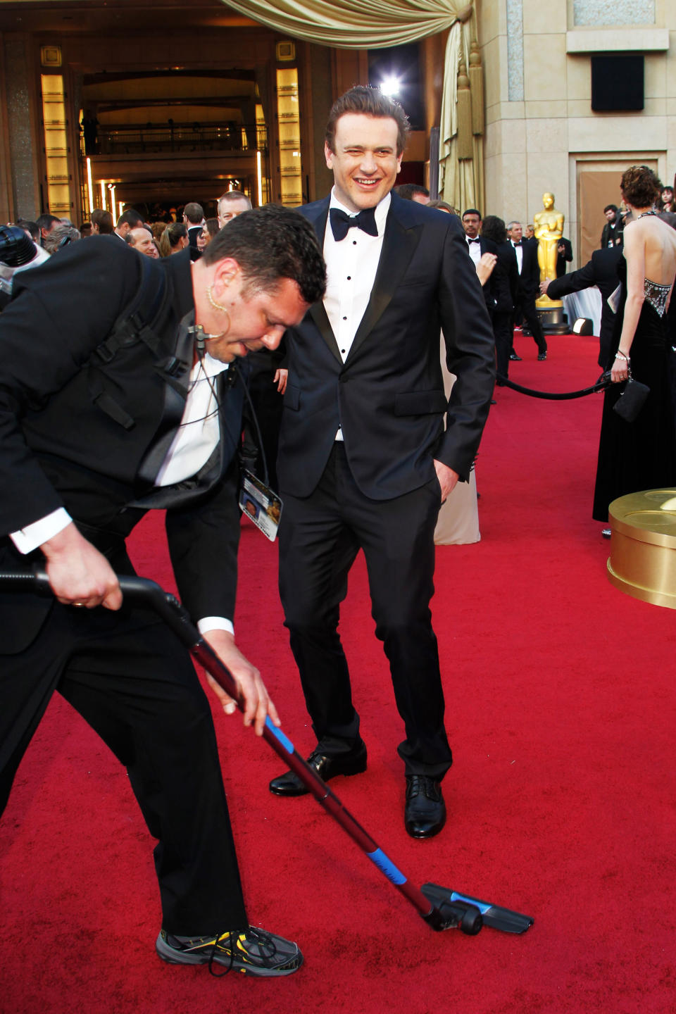 One awkward celebrity red carpet moment led to another. After Ryan's ashes moment, an assistant had to come vacuum up the mess, and Jason Segel accidentally got right in the middle of the action. 