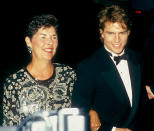 Le voici en compagnie de sa mère, Mary Lee Pfeiffer, en 1990, lors de la cérémonie des Golden Globes. (Getty Images)