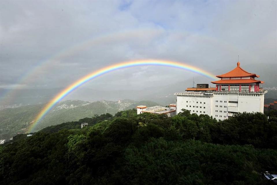 文化大氣教授劉清煌今天在臉書PO出一張雙彩虹絕美照。(圖/摘自劉清煌臉書)