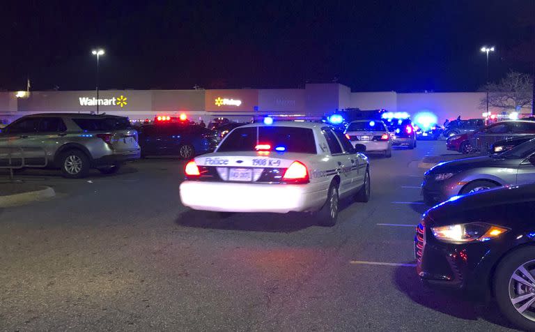 En esta imagen tomada de un video, la Policía de Virginia responde al sitio donde se registró un tiroteo, en un Walmart de Chesapeake