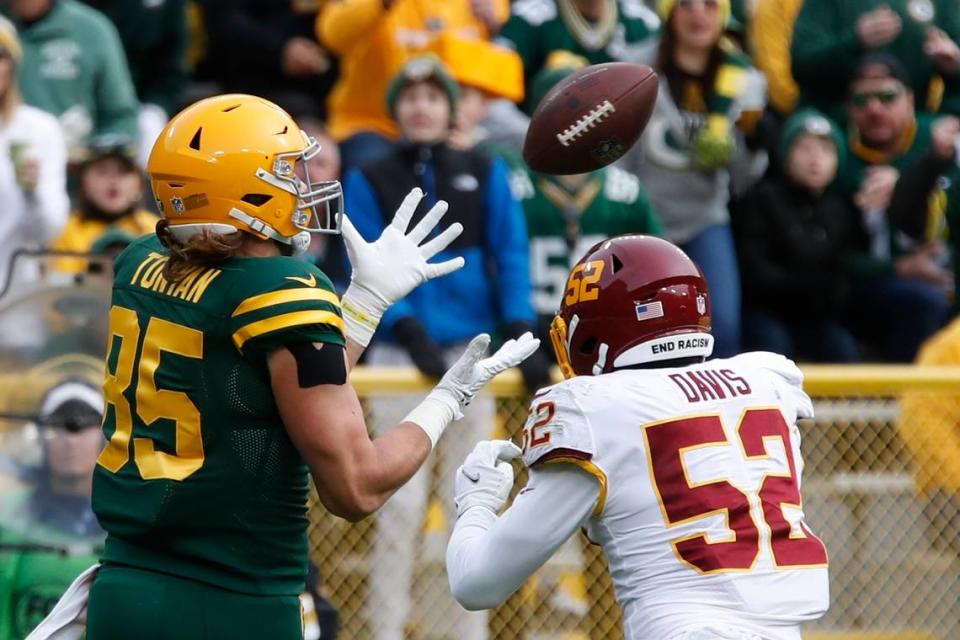 Green Bay’s Robert Tonyan catches a touchdown pass in front of Washington’s Jamin Davis last Sunday, a play that demonstrated the rookie’s inexperience diagnosing plays at the line of scrimmage.