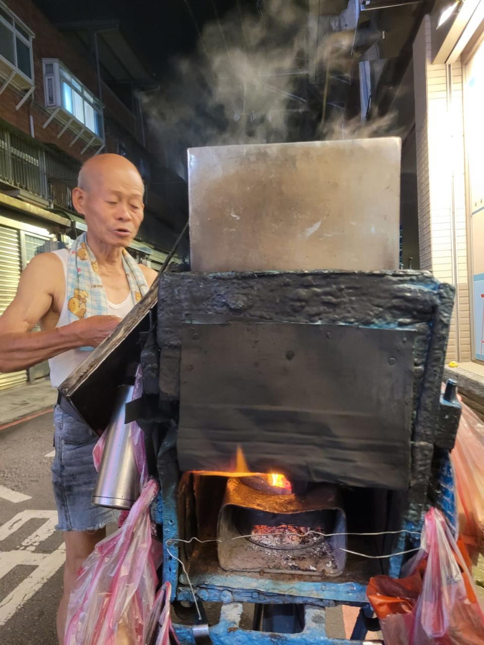 網友巧遇古早味燒肉粽攤車，圖取自臉書「爆廢公社二館」。