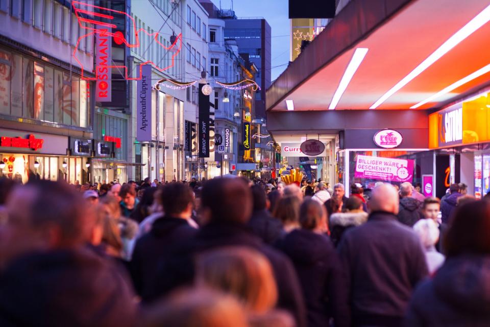 <p>Die Ruhrmetropole Dortmund hat tolle Einkaufsstraßen zu bieten – etwa den Westenhellweg, wo sich auf knapp einem Kilometer Geschäfte und Boutiquen tummeln. Dazu kommen diverse Passagen und Einkaufszentren, die der Stadt einen Boutiquen-Index von 3,8 – und somit den Platz 10 – bescheren. Insgesamt verfügt Dortmund über 220 Geschäfte. (Bild: Getty Images) </p>