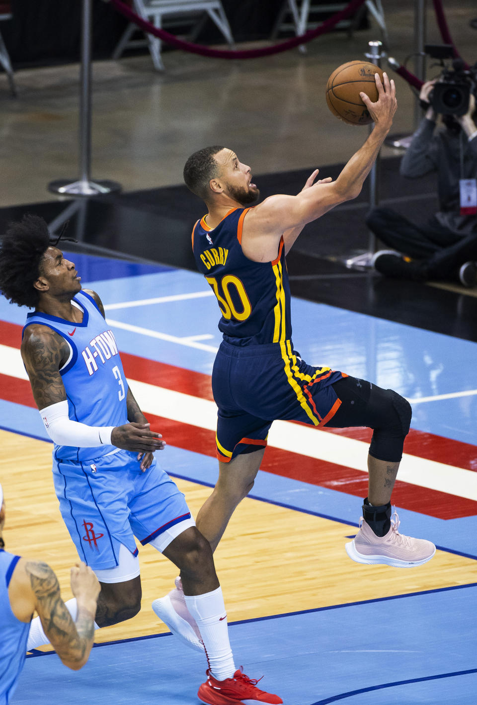 Golden State Warriors guard Stephen Curry (30) shoots during the third quarter against the Houston Rockets in an NBA game Saturday, May 1, 2021, in Houston. (Mark Mulligan/Houston Chronicle via AP)