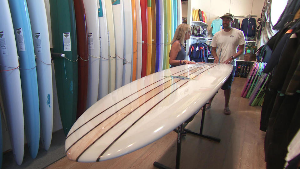 Correspondent Tracy Smith with surfboard maker Gary Larson.  / Credit: CBS News