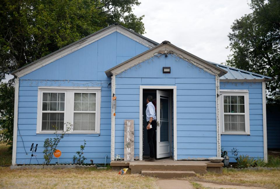 Texas gubernatorial candidate Beto O'Rourke leaves a note on a home Thursday in Snyder.