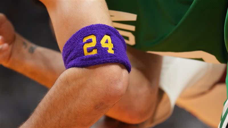 泰坦特別在左手肘戴上紫色繡有象徵Kobe球衣24號的護肘。（圖／翻攝自NBA推特）