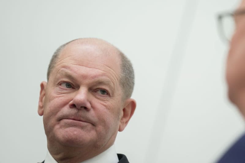 German Chancellor Olaf Scholz answers questions from Sven Goesmann, dpa Editor-in-Chief, and Michael Fischer at the 2024 Editor-in-Chief Conference in the dpa newsroom. Michael Kappeler/dpa