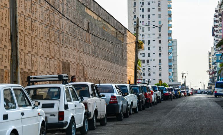 El gobierno de Cuba está recurriendo cada vez más a Rusia y a México en busca de petróleo para aliviar la aguda escasez de diésel y naftas. (YAMIL LAGE / AFP)