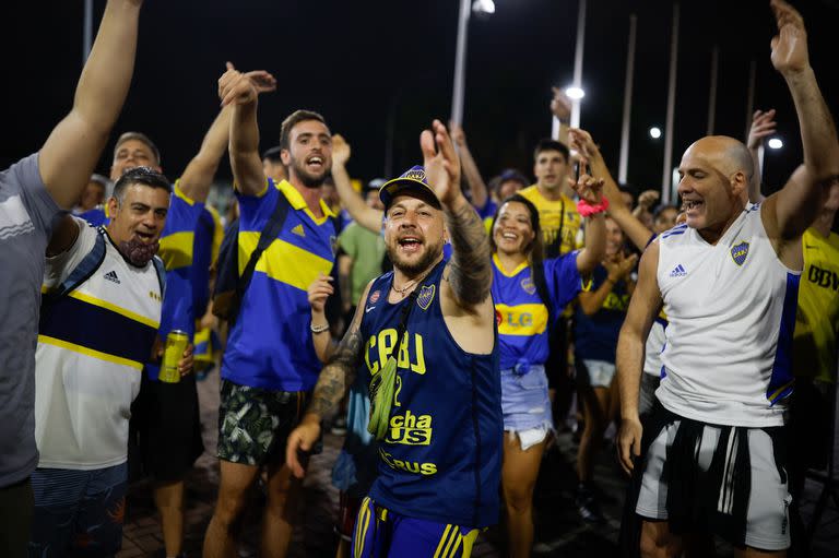 Hinchas de Boca alientan al plantel en los alrededores de su alojamiento en Rio de Janeiro