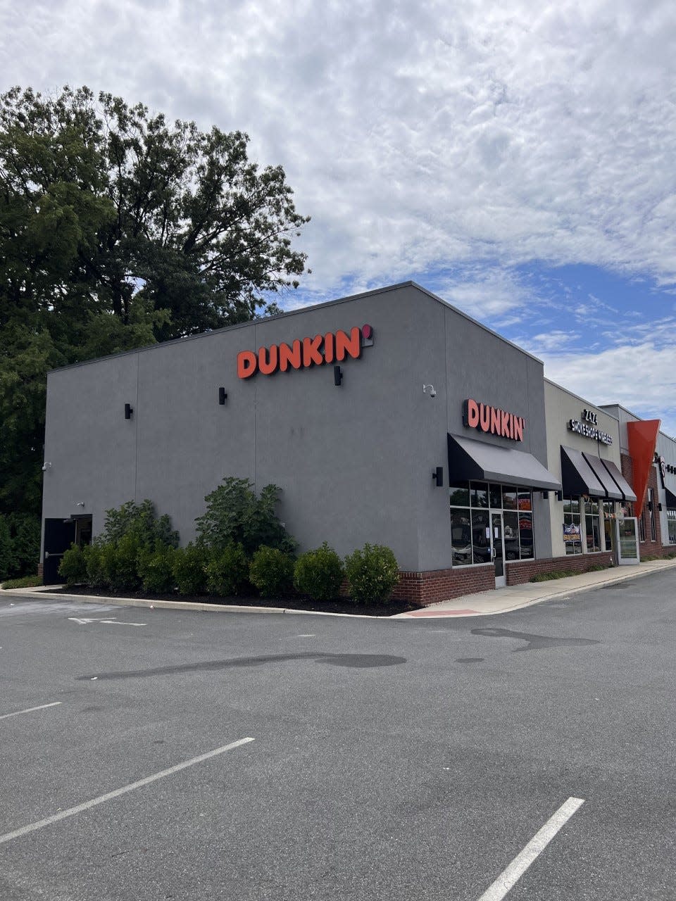 New Elsmere Dunkin exterior