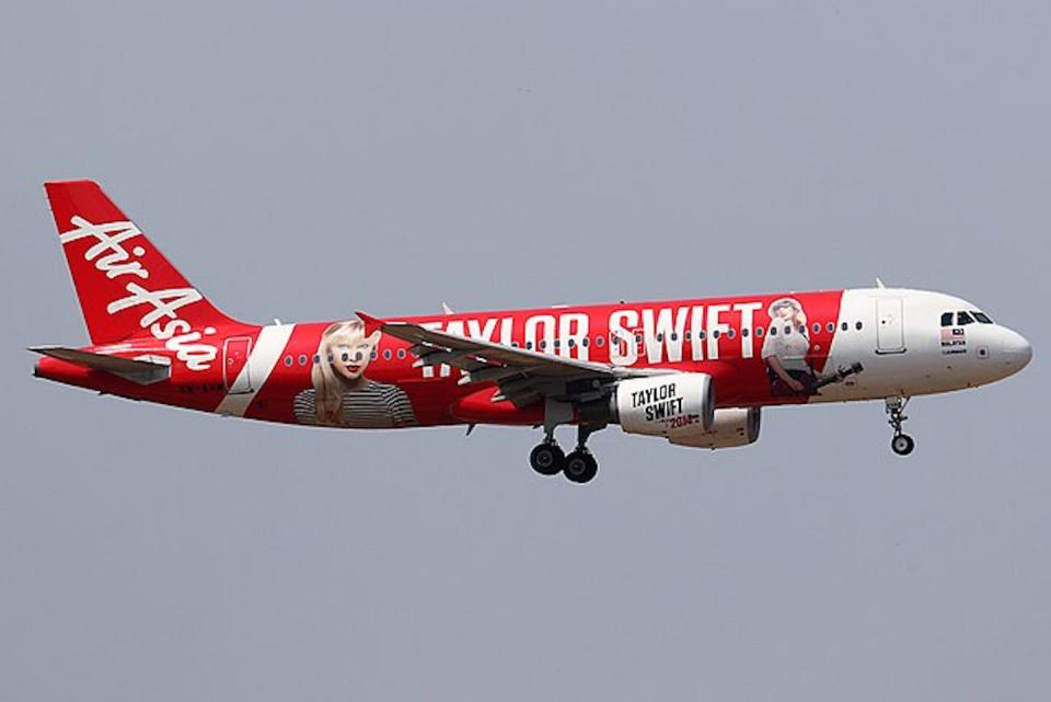 Airbus A320 de AirAsia para conmemorar el concierto de Taylor Swift en Malasia el 11 de junio de 2014. <a href="https://upload.wikimedia.org/wikipedia/commons/4/43/Air_Asia_Taylor_Swift_logojet.jpg" rel="nofollow noopener" target="_blank" data-ylk="slk:M Radzi Desa/Wikipedia;elm:context_link;itc:0;sec:content-canvas" class="link ">M Radzi Desa/Wikipedia</a>, <a href="http://creativecommons.org/licenses/by-sa/4.0/" rel="nofollow noopener" target="_blank" data-ylk="slk:CC BY-SA;elm:context_link;itc:0;sec:content-canvas" class="link ">CC BY-SA</a>