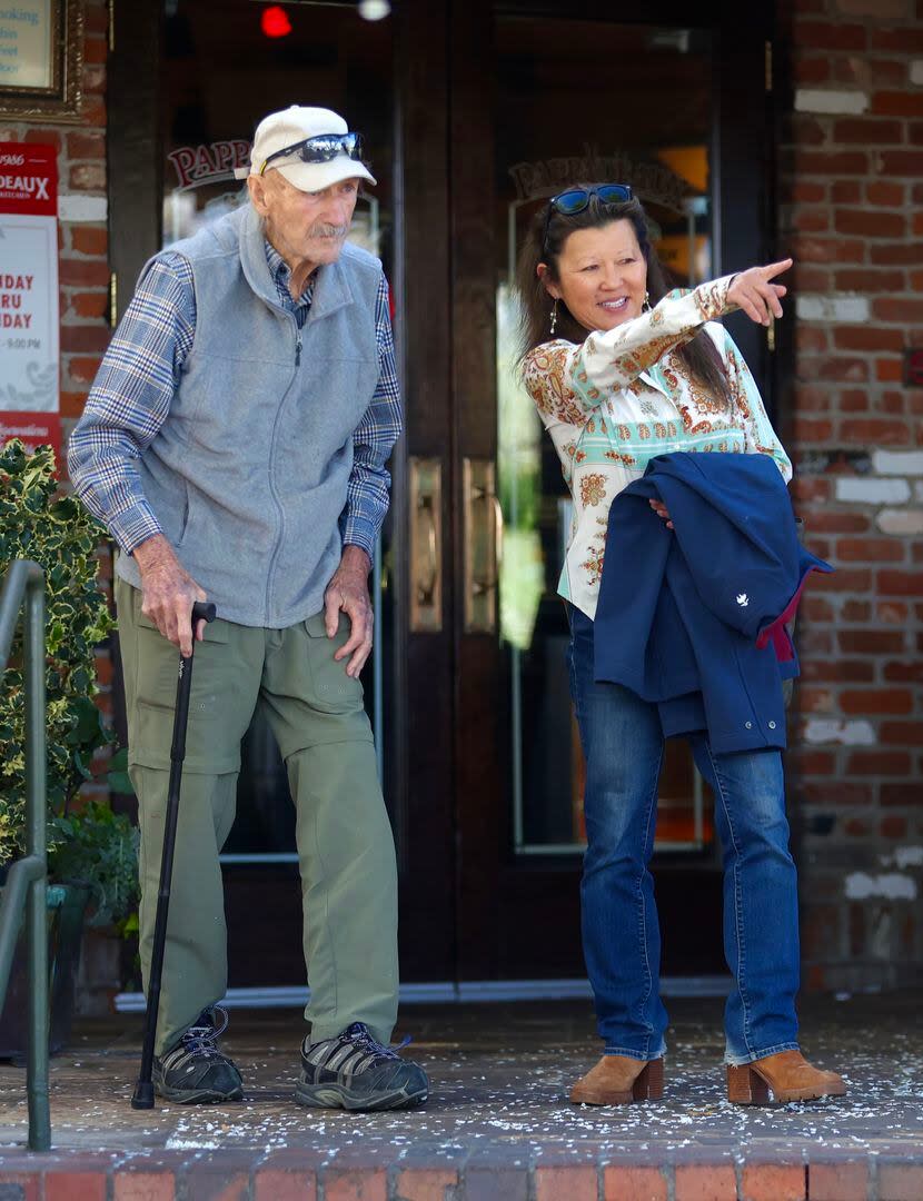 Gene Hackman y su esposa Betsy Arakawa parecían contentos luego de la cita. A él se lo vio con un bastón y, por momentos, agarrado a ella para mantener el equilibrio
