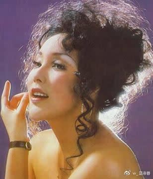 余莎莉是香港70年代後期最紅的豔星。（圖／翻攝自微博）