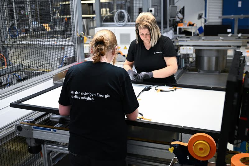 Last production line of solar modules rolls off the assembly line in Freiberg