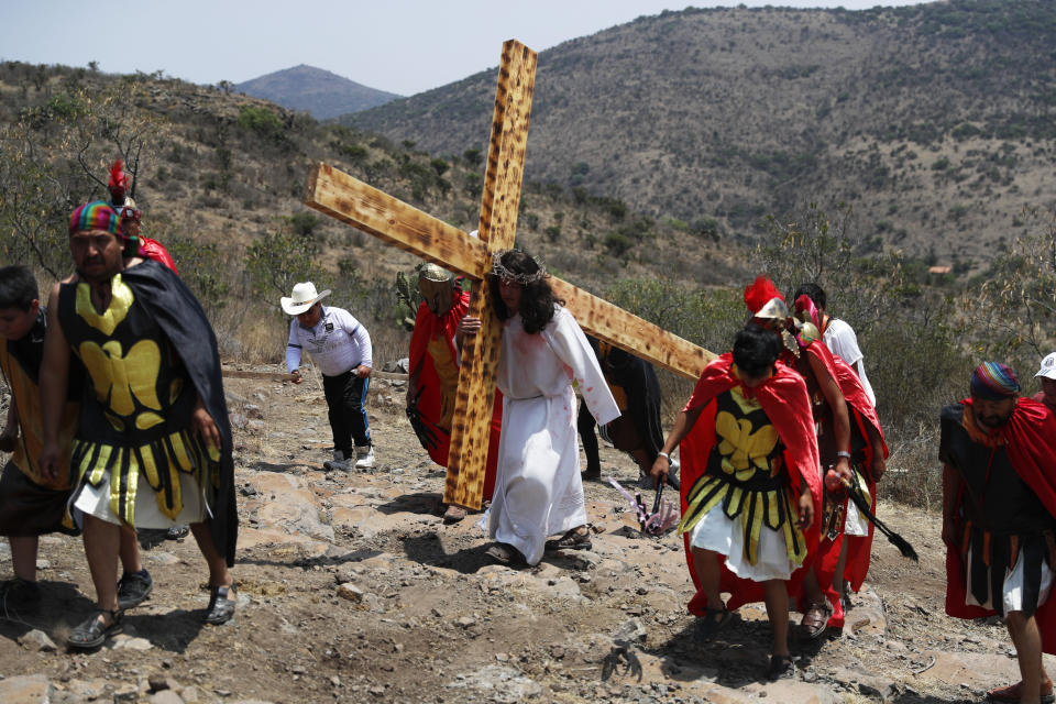 People reenact the crucifixion of Jesus on Good Friday on a hill outside the village of San Mateo, Tepotzotlán, Mexico, on April 19, 2019. (Marco Ugarte/ ASSOCIATED PRESS)