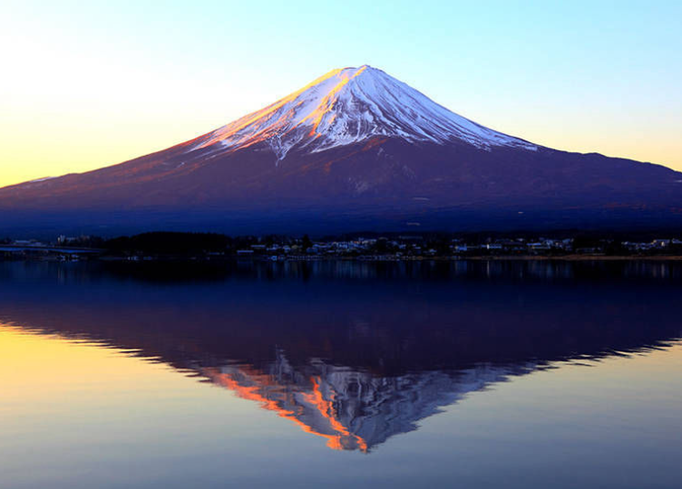 富士山倒映在湖面上的「逆富士」。   圖:翻攝自live japan 網站