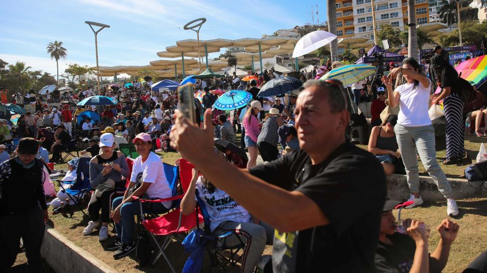 Un grupo de gente reunida a la espera para observar el eclipse solar total en Mazatlán, México, el 8 de abril de 2024.