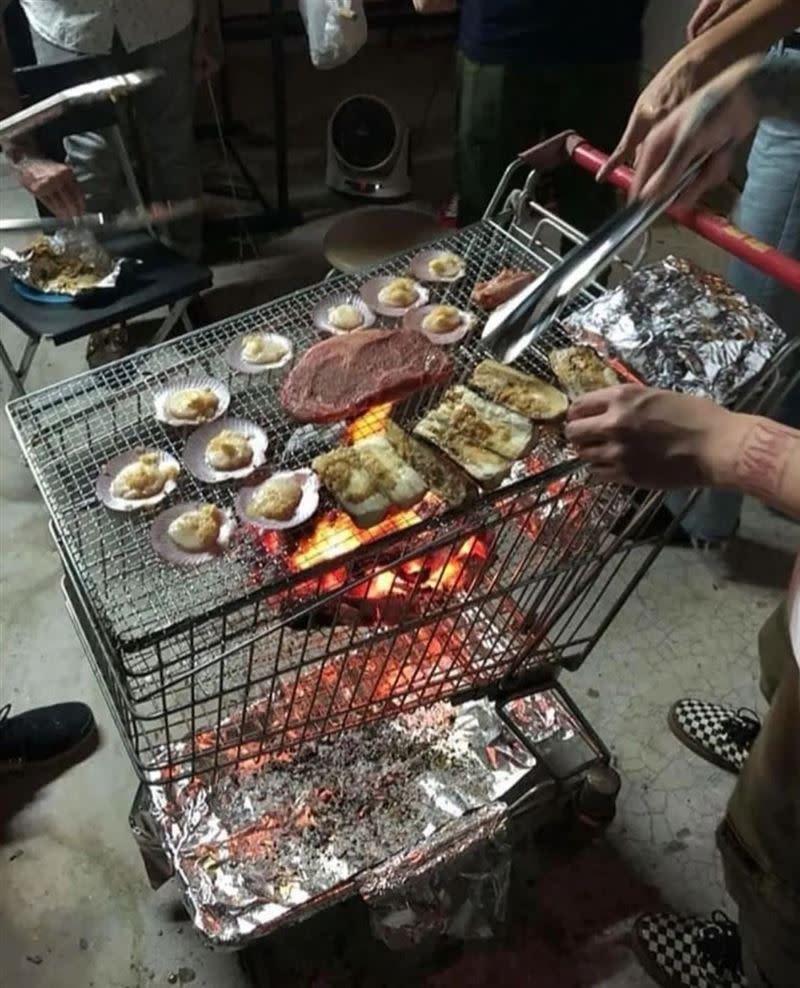 有網友貼出一張用賣場推車烤肉的照片。（圖／翻攝畫面）