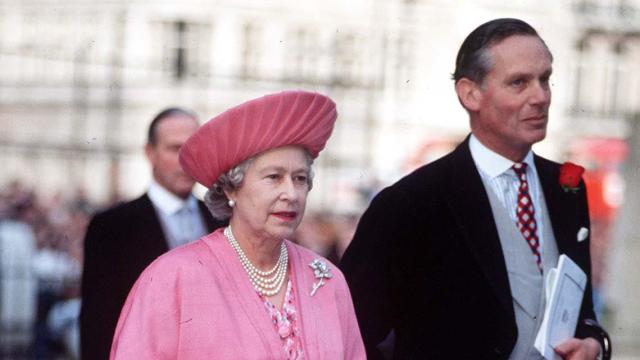 queen elizabeth pink dress - Cerca con Google  Queen elizabeth, Fashion,  Lady diana spencer