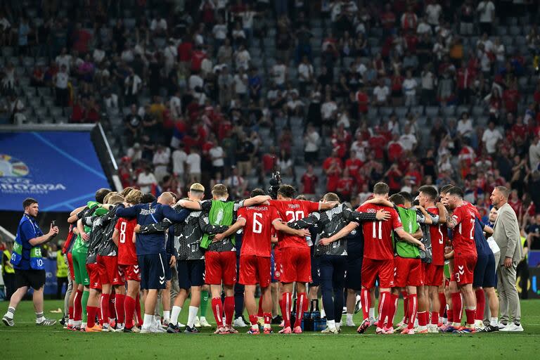 Dinamarca igualó sin goles con Serbia, en un partido en el que terminó sufriendo, y quedó igualado en todo con Eslovenia; será rival de Alemania en octavos